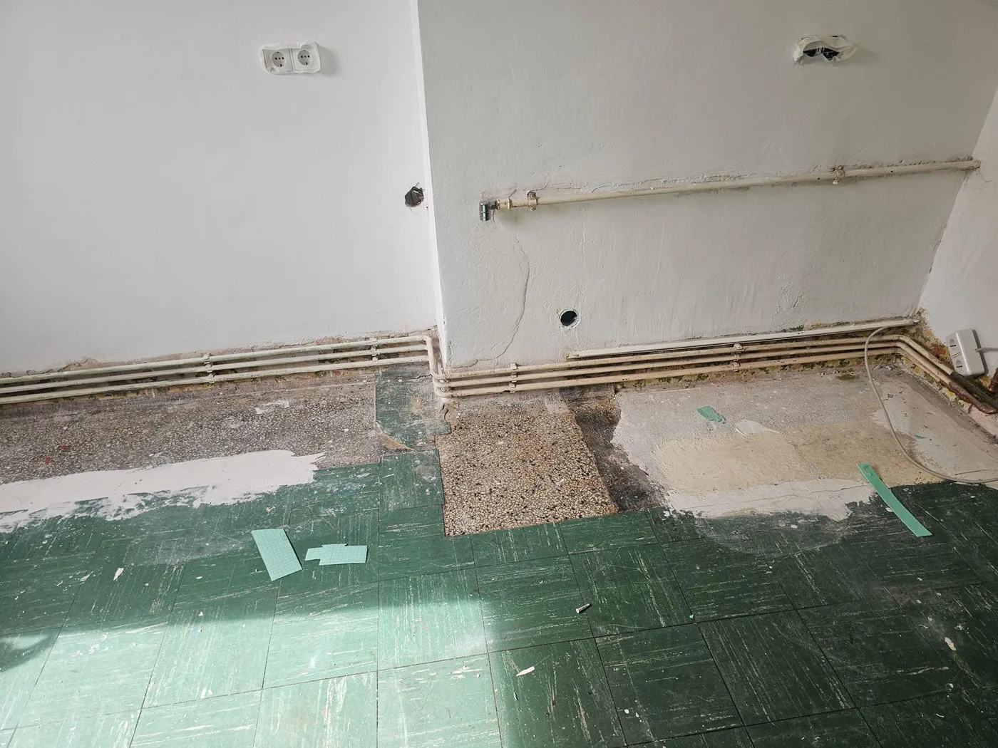 Freigelegter Estrich mit Kleberesten